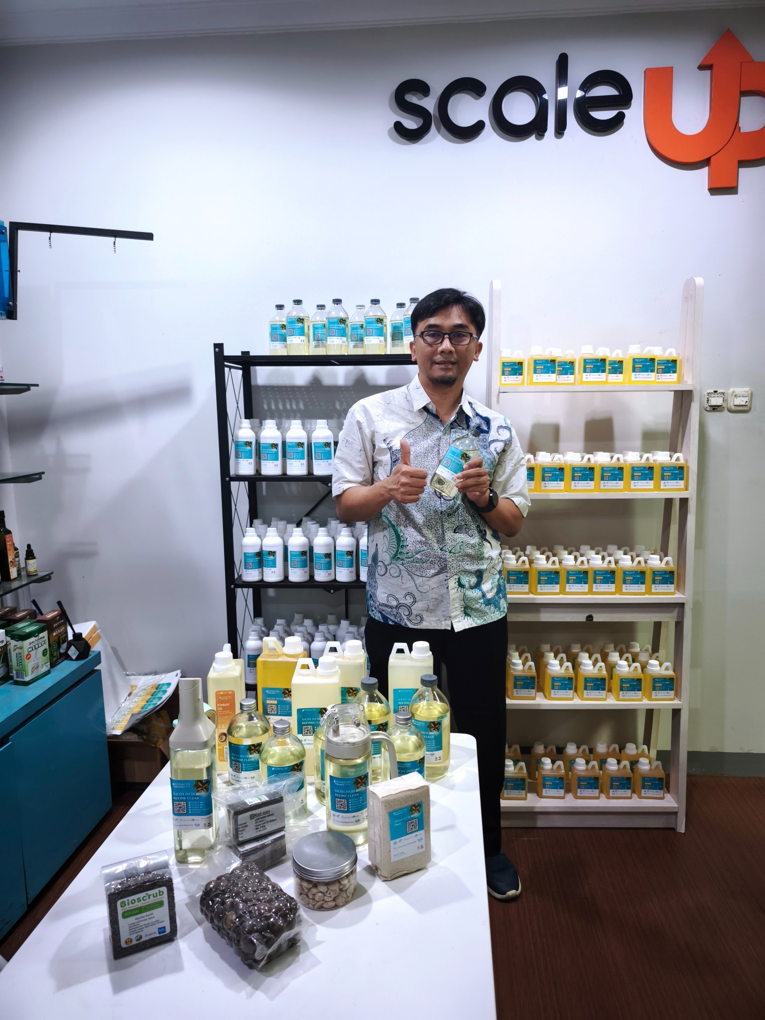 Prof. Sriwidodo bersama produk hilirisasi minyak dan bahan Sacha Inchi